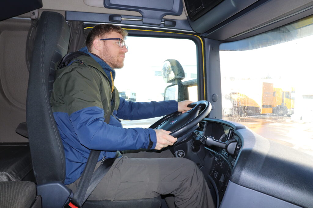 Lastwagenfahren Innenansicht der Kabine unweit von Moskau am dem Firmensitz von Scania