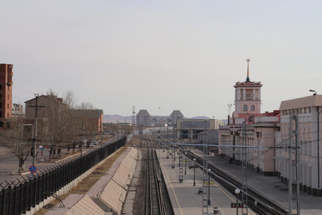 Grenzbahnhof auf russischer Seite. Im Hintergrund das chinesische Grenzgebäude.