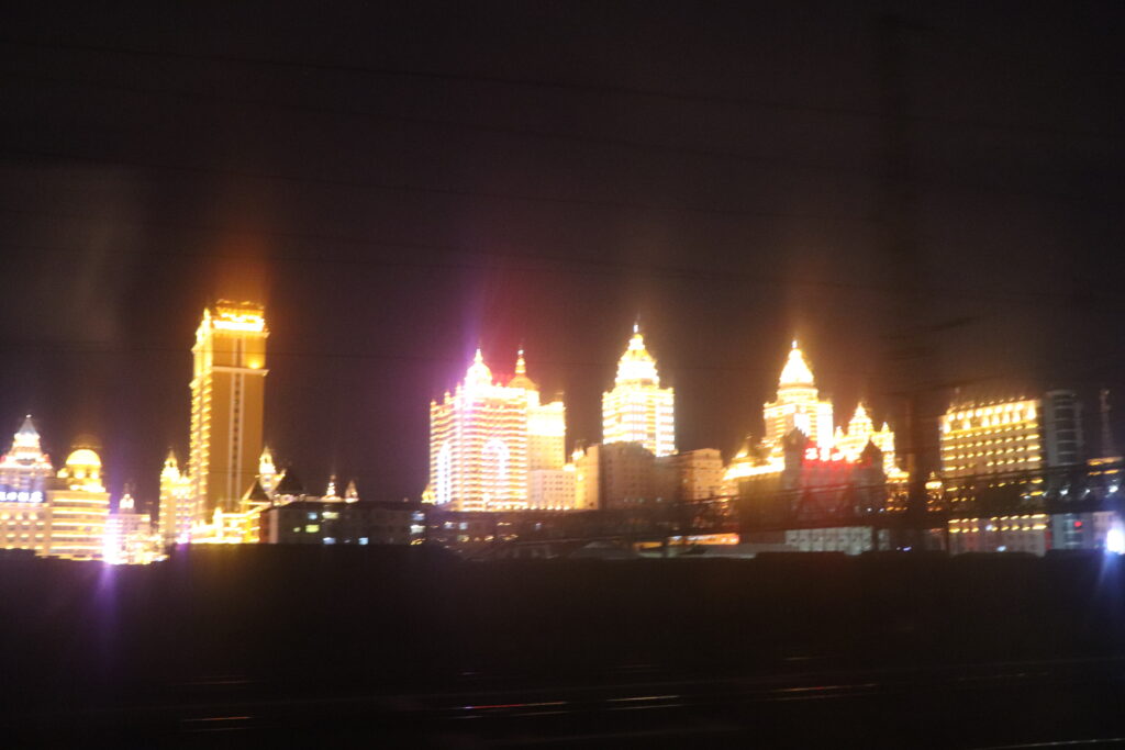 die Skyline der ersten Stadt hinter der Grenze auf der Zugreise von Russland nach China