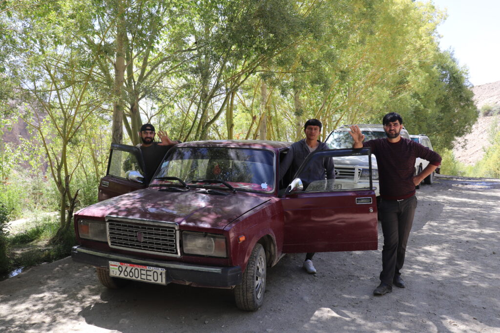Diese drei Männer nahmen mich mit nach Iskashim. Hier auf dem Parkplatz bei Bibi Fatima.
