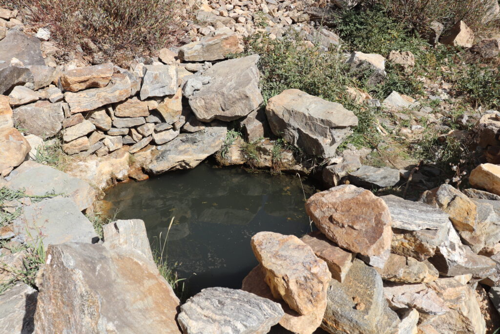 Diese lauwarme Quelle in Gramchashma machte nicht sehr zum Baden an.