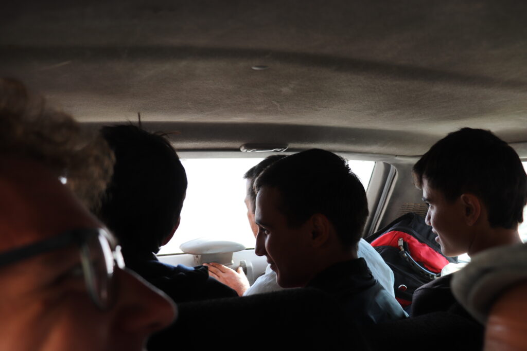 Männer im Kofferraum des vollen Jeep Taxi zwischen Muminobod und Childukhtaron
