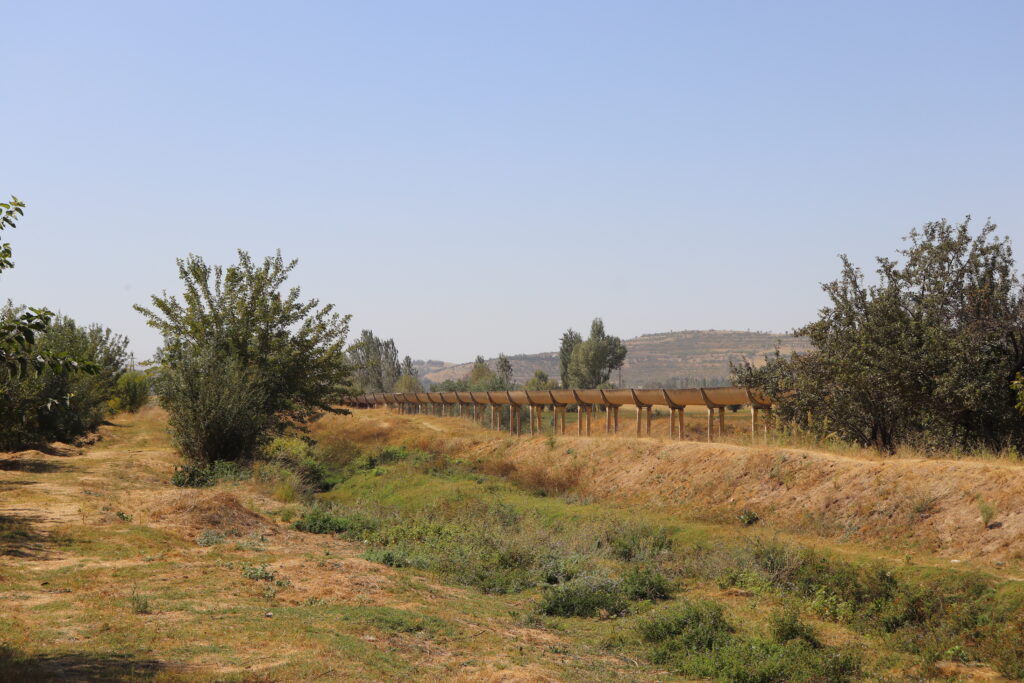 Der lange Bewässerungskanal zum Wasserreservoir von Muminobod