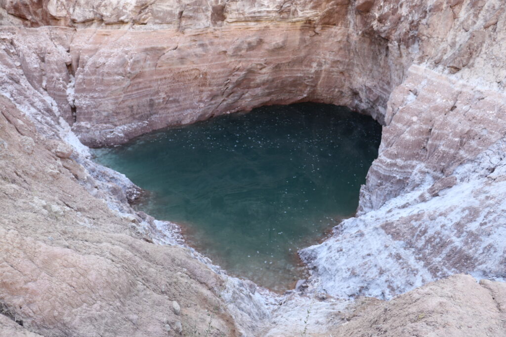 Der vermeintliche Höhleneingang auf dem Khoja Mumin bei Vose war nun ein kleiner Salzsee.