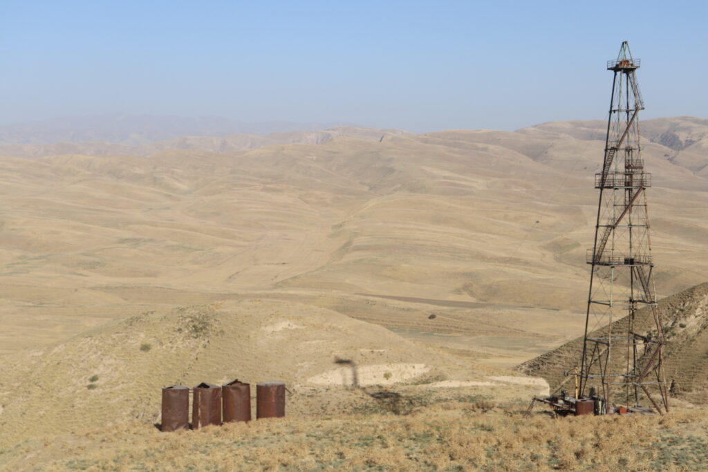 Der sowjetische Gas Bohrturm steht hier verlassen aber majestätisch in der Landschaft auf dem Khoja Mumin bei Vose.