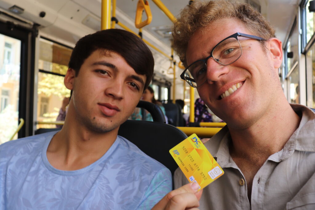 Mumin, meine neue Prepaid-Buskarte und  ich im Bus in Dushanbe.