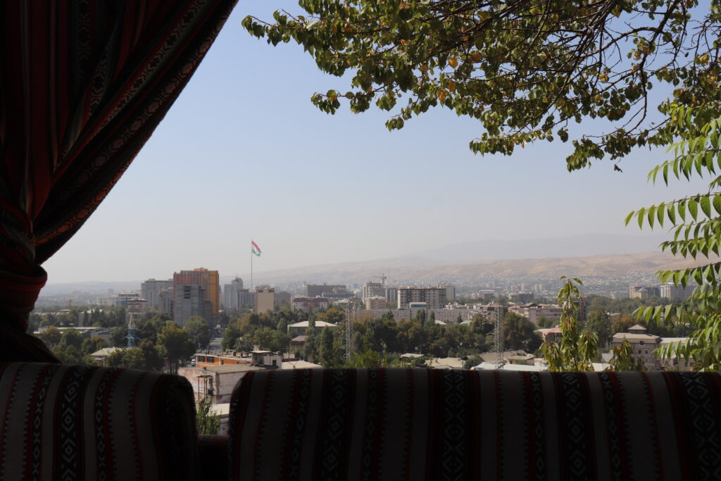 Die Aussicht vom Sofa im Restaurant Safar auf dem Hügel von Dushanbe.