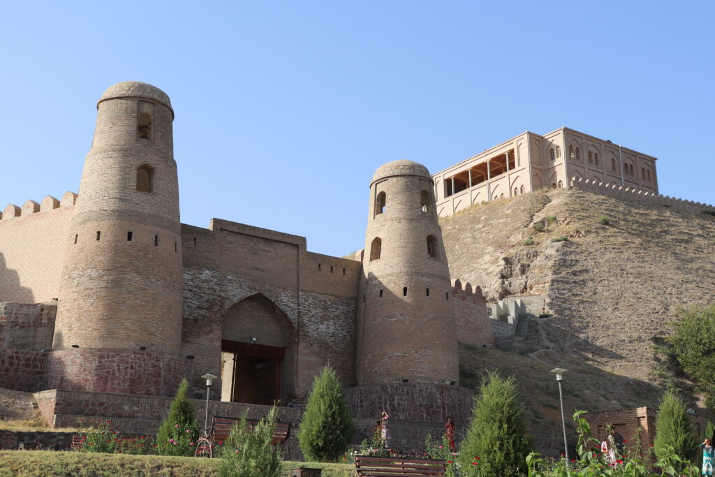Der restaurierte Torbogen mit den beiden Türmen beim Eingang zur Festung von Hisor.