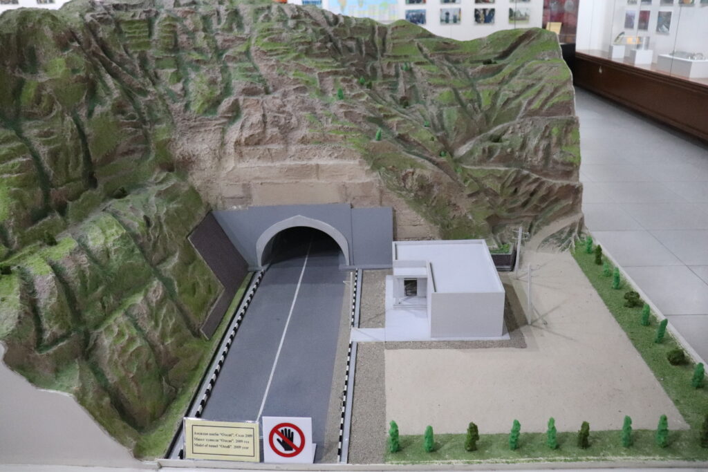 Das Model eines Strassentunnel im tadschikischen Nationalmuseum in Dushanbe.