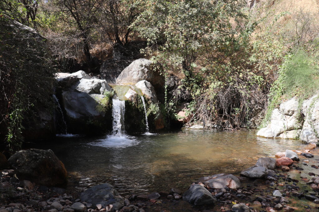 kleiner Wasserfall auf der Wanderung mit Hiking Tadschikistan