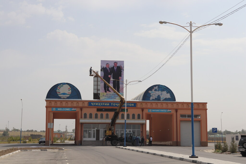 Das Präsidentenposter der Grenze auf meiner Taxifahrt von Panjakent nach Samarkand