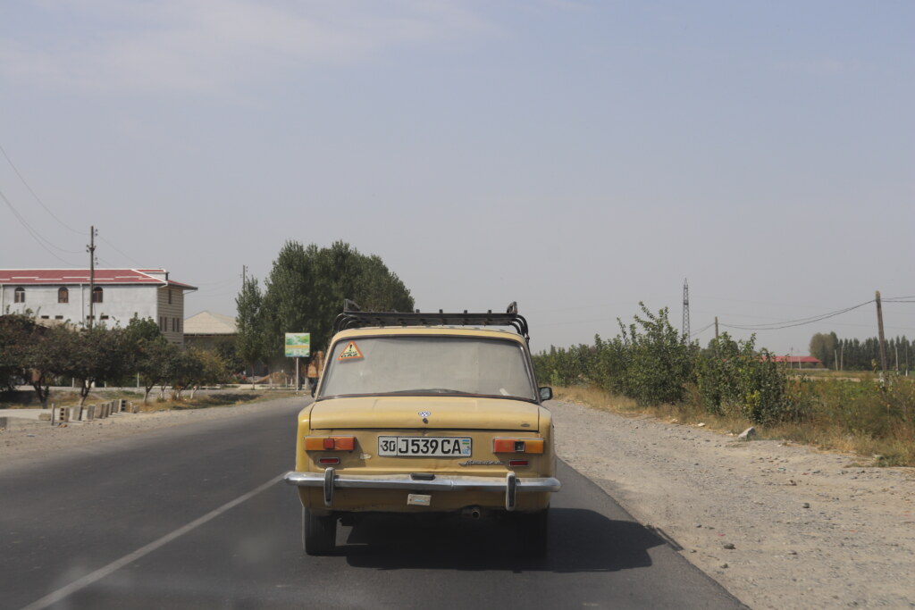 Ein schöner alter Lada mit dem Erdgaskleber an der Heckscheibe gesehen auf der Taxifahrt von Panjakent nach Samarkand.