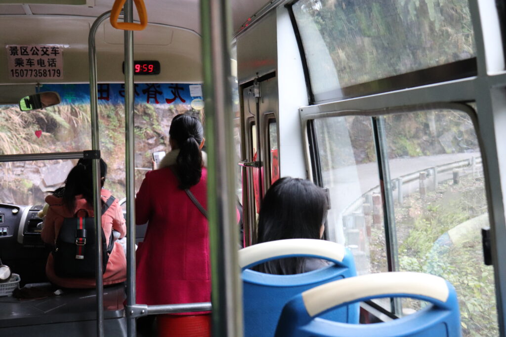 Lokalbus auf dem letzen Stück der Reise von Zhangjiajie nach Dazhai 