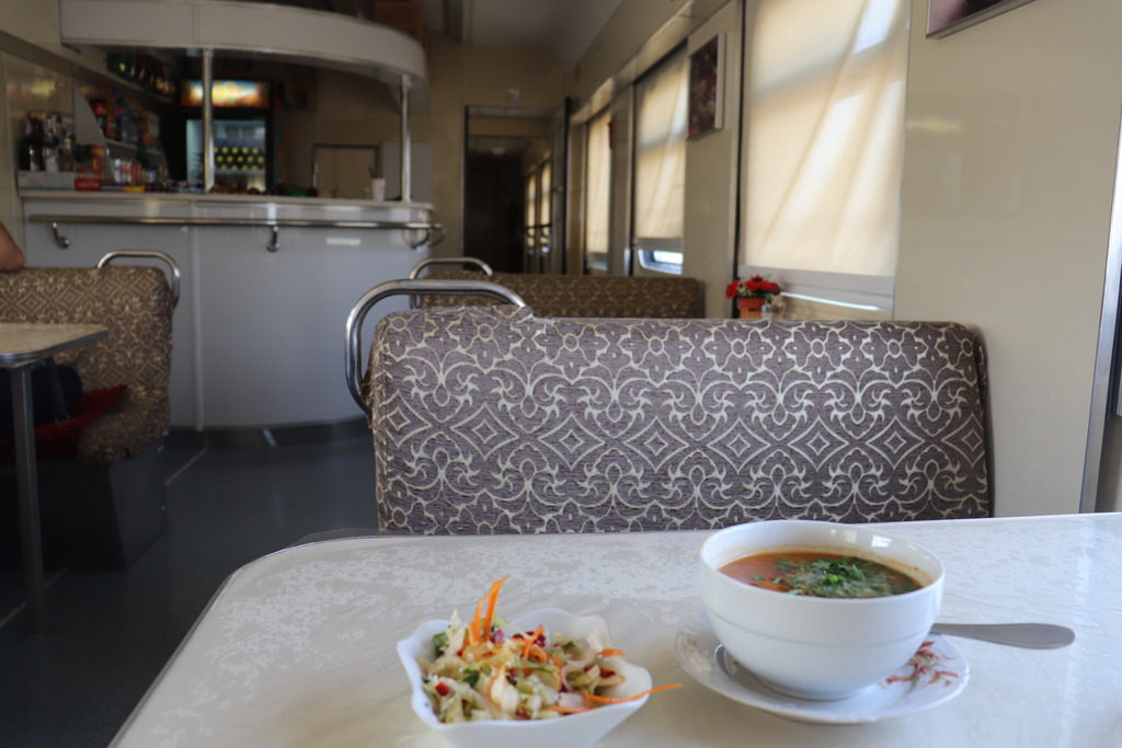 Suppe und Salat im Restaurant-Wagon im Direktzug Samarkand Bukhara