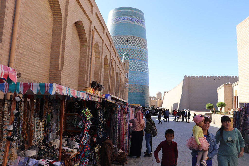 Souvenirläden hinter Khiva's Altstadt Stadtmauer