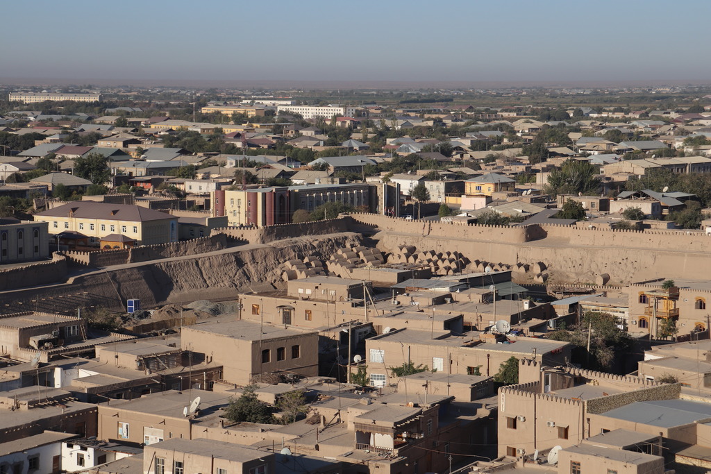 Blick von einem Minaret auf Khiva's Altstadt mit Stadtmauer