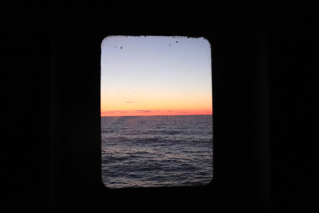 Kojenfenster auf der Schifffahrt von Kuryk nach Alat