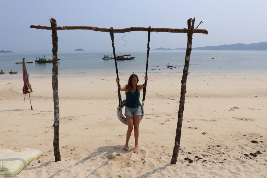 Eine Schaukel am Strand von Coto in der Bai Tu Long Bucht in Nordvietnam