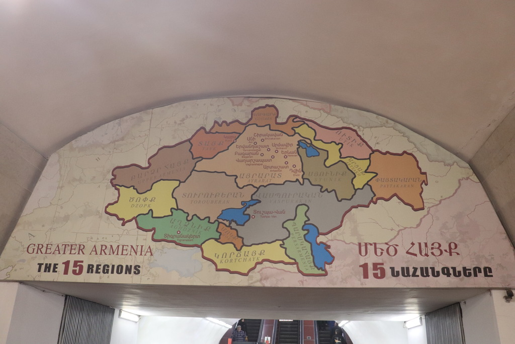 Gross Armenien, in Jerewan in der Metrostation als wärs selbstverständlich immer noch so. Gesehen auf meiner Kaukasus Rundreise.