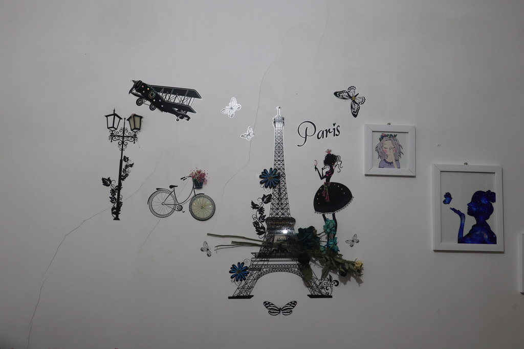 Wanddekoration im Zimmer in Bandar Dayyer