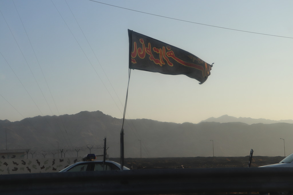 Trauerfahne auf dem Weg zum  Mirjaveh Taftan Grenzübergang