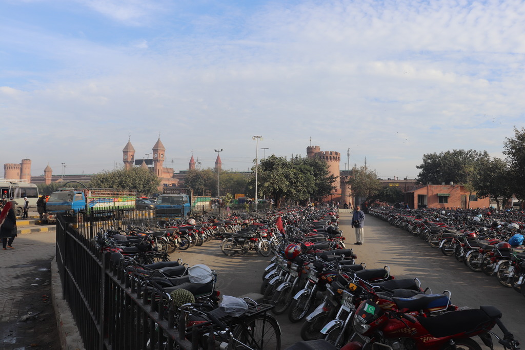Motorradparkplatz vor dem Bahnhof in Lahore