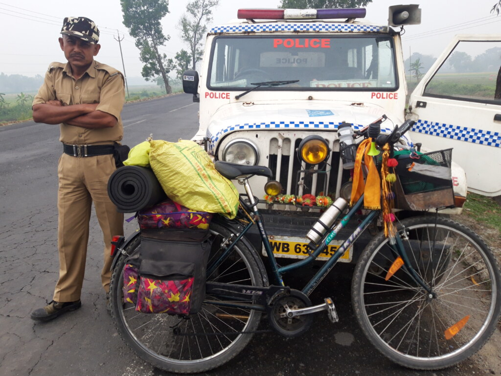 Bekanntschaft mit der indischen Polizei gemacht auf der Fahrradreise durch die Welt.