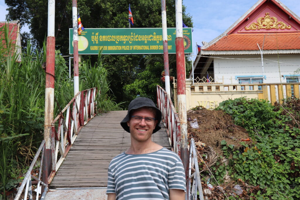 Gerade in Kambodscha eingereist, am Steg für auf das Speedboat nach Phnom Penh