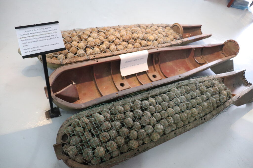 Streubombe ausgestellt im UXO Museum in Luang Prabang