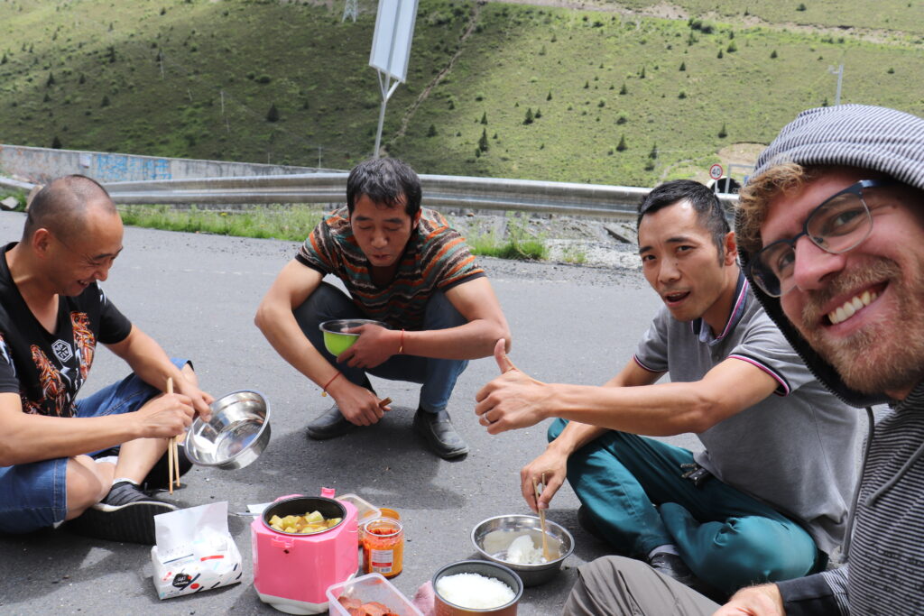 Essen zwischen Autostoppen Litang Tagong