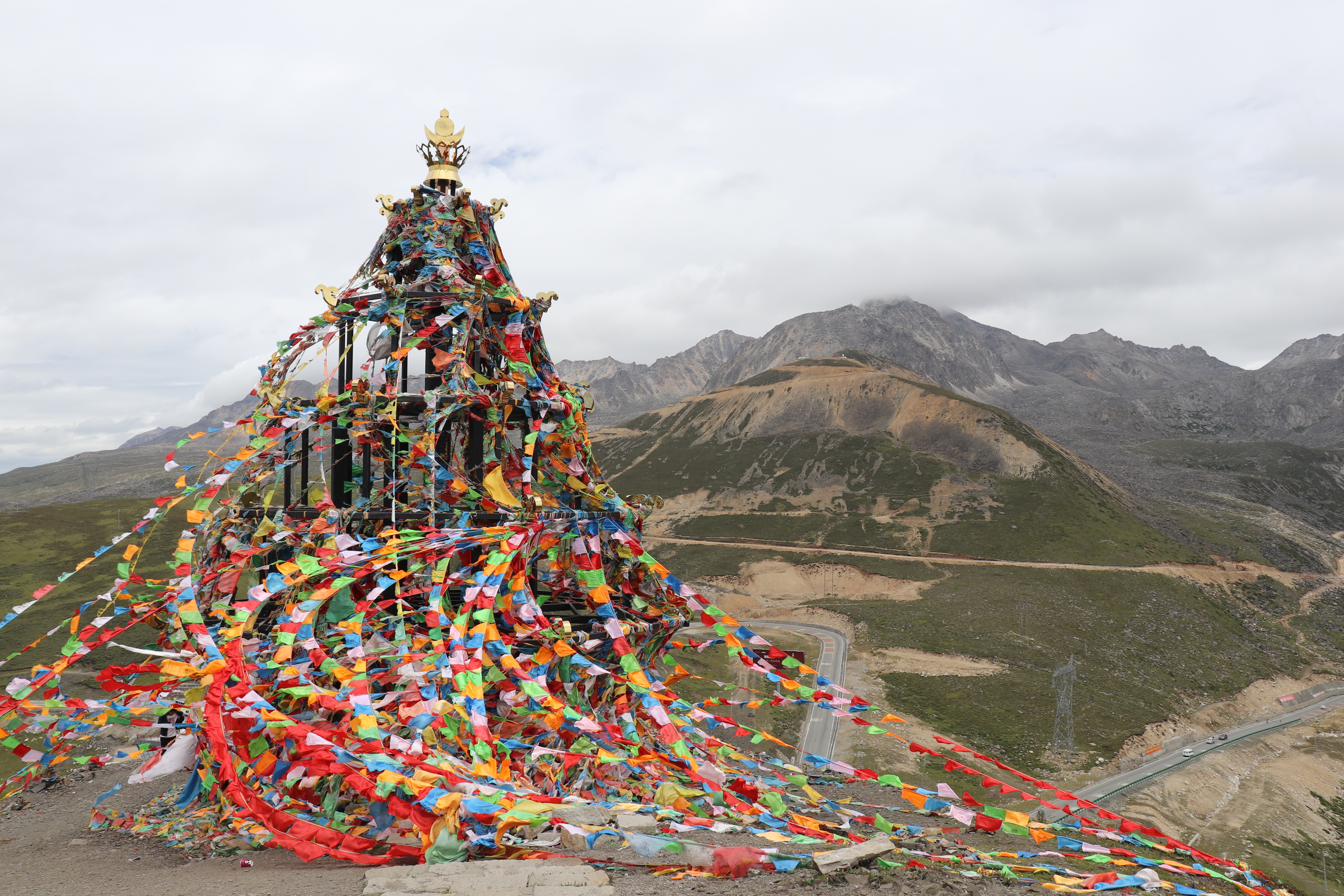 Tibet Fahnen auf einem Berg