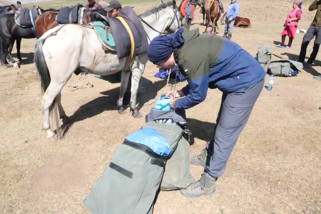 Packen vor dem Pferdetrekking zum Sonkul