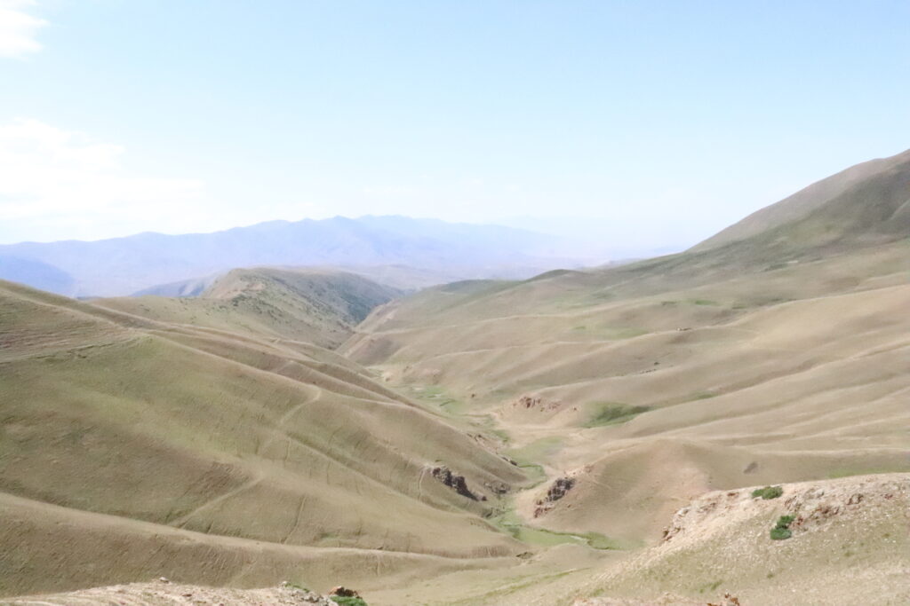 Ausblick auf ein Tal auf dem Pferdetrekking zum Sonkul