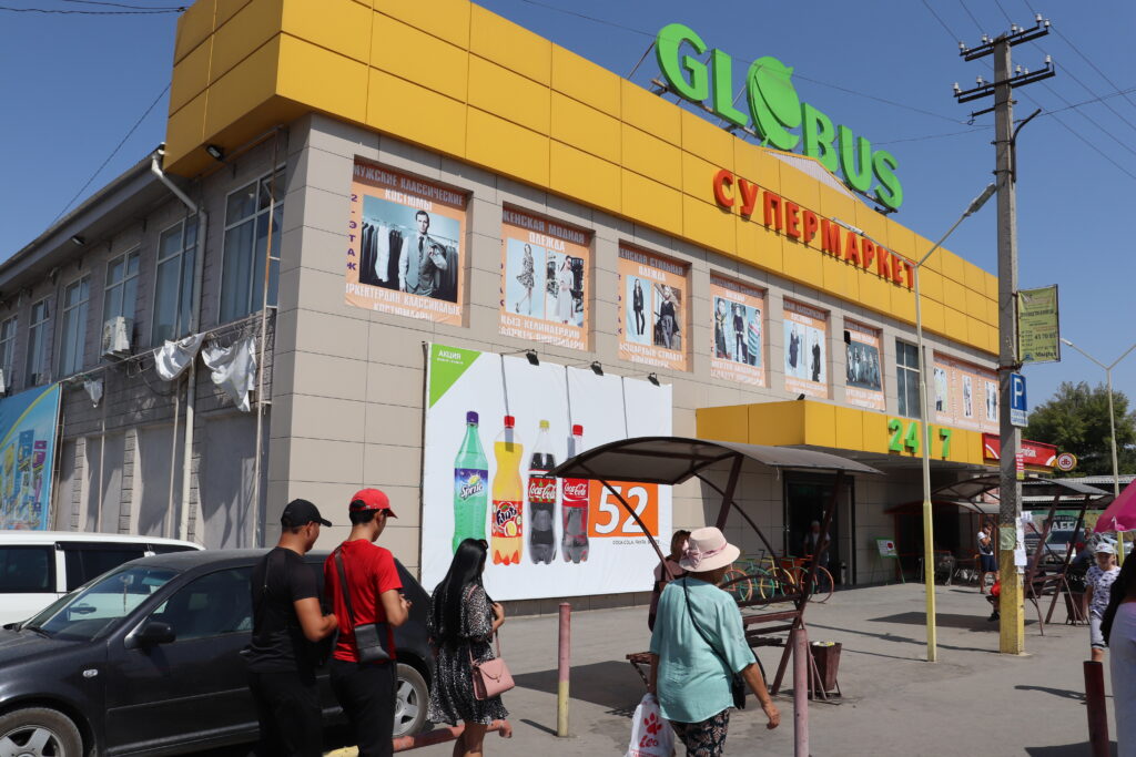 Erster Zwischenhalt beim Globus Supermarkt in Belovodskoye.