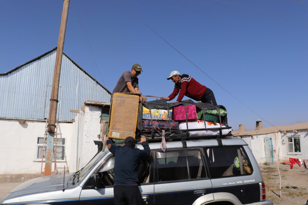 Osh - Murghab per Jeep-Taxi, Gepäck und Passagiere umladen