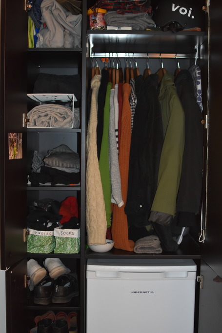 Kleiderschrank und Kühlschrank in Minimalismus 1 Zimmer Wohnung